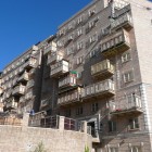 Le quartier Hassidim: matez les fenêtres à barreaux.