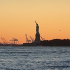 Notre dernière soirée à NYC: on vient saluer Lady Liberty au soleil couchant (et avec un Mojito)