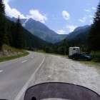En route pour le barrage de la Grande-Dixence: regardez le bestiau au loin!