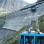 Un télécabine mène au sommet du barrage (10chf/pers.)